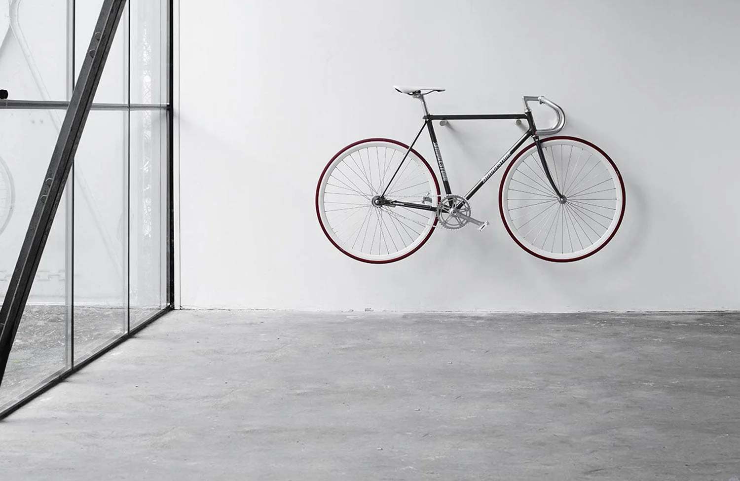 Wooden Bike Hook: Minimalistische Fahrradhalterung aus Holz —