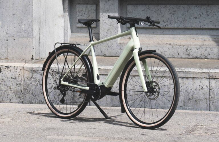 Lightweight urban e-bike in three styles: Flyer Upstreet SL — urbanbike ...
